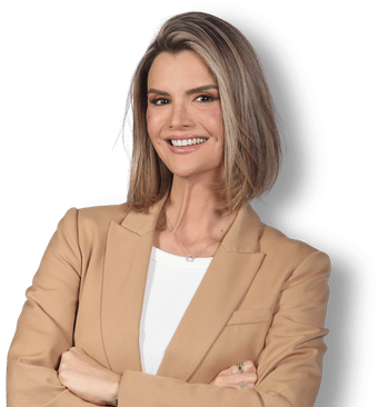 AMANDA CSI, de blazer e braços cruzados, olhando para a câmera
